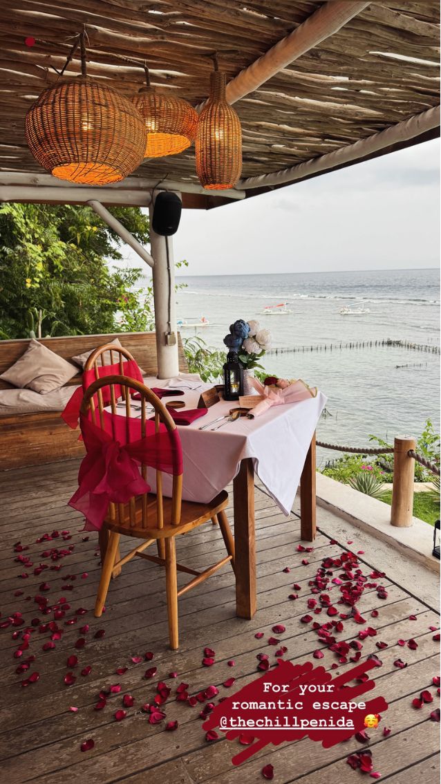 A seaside dining table on Nusa Penida