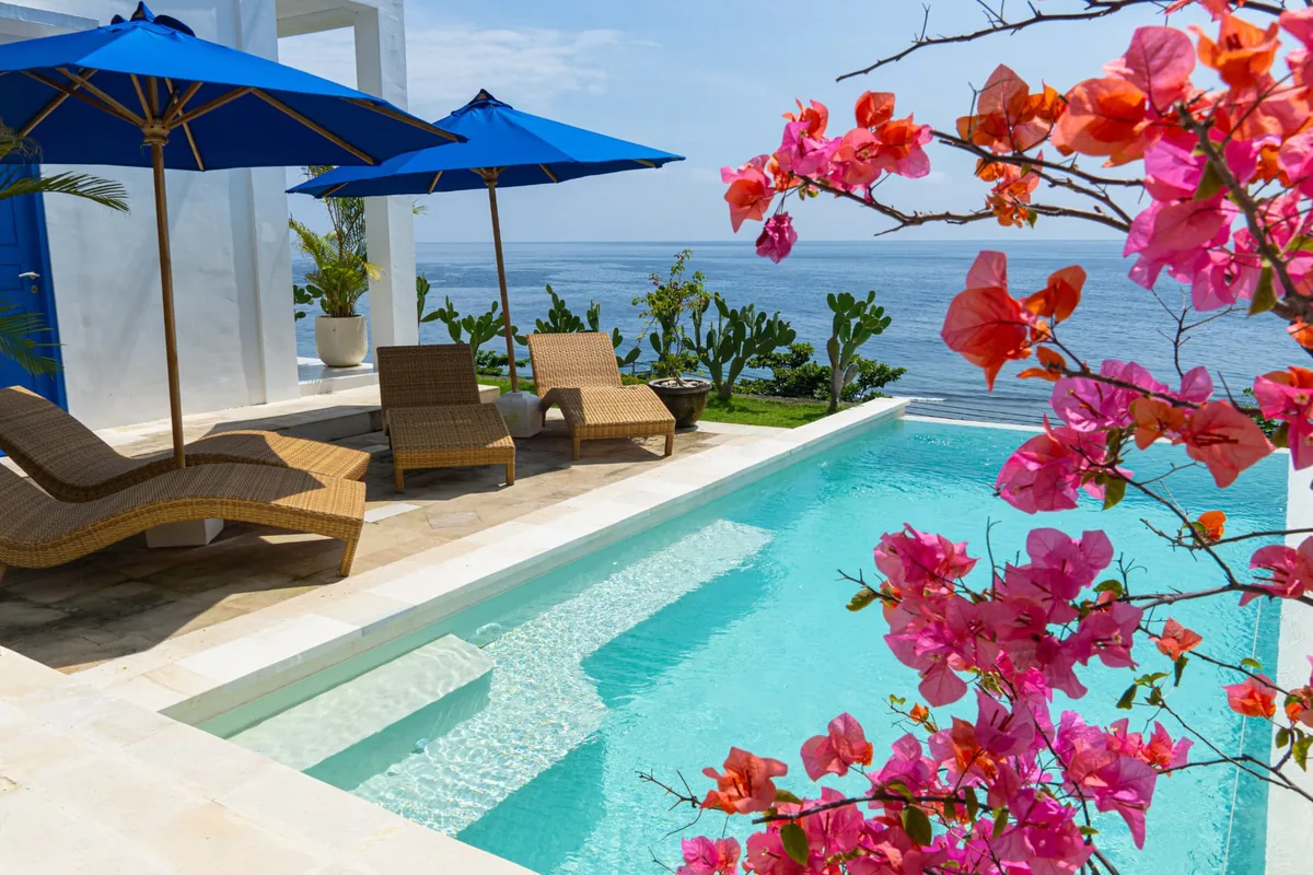 Transats au bord de la piscine de la Villa Helios, Nusa Penida