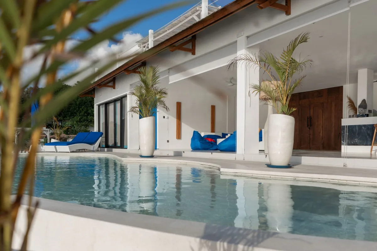 Piscine à débordement de la Villa Kerylos, Nusa Penida