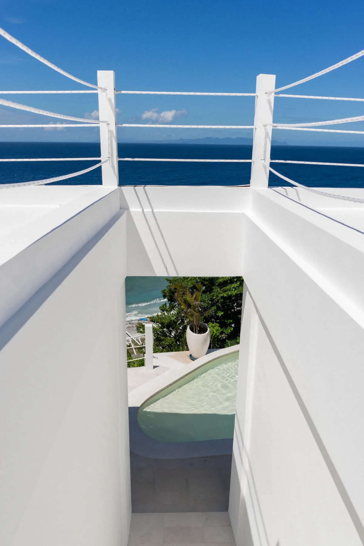 Escalier avec vue mer de la Villa Kerylos, Nusa Penida