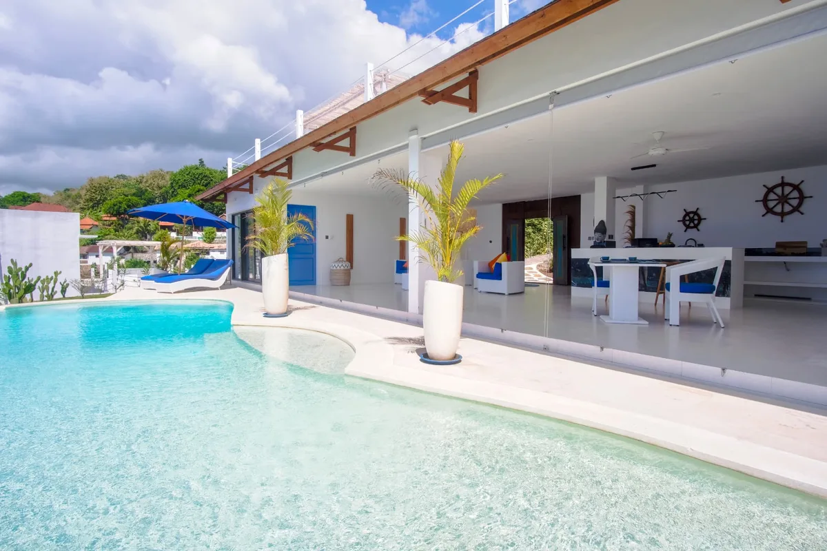 Piscine et salon de la Villa Kerylos, Nusa Penida