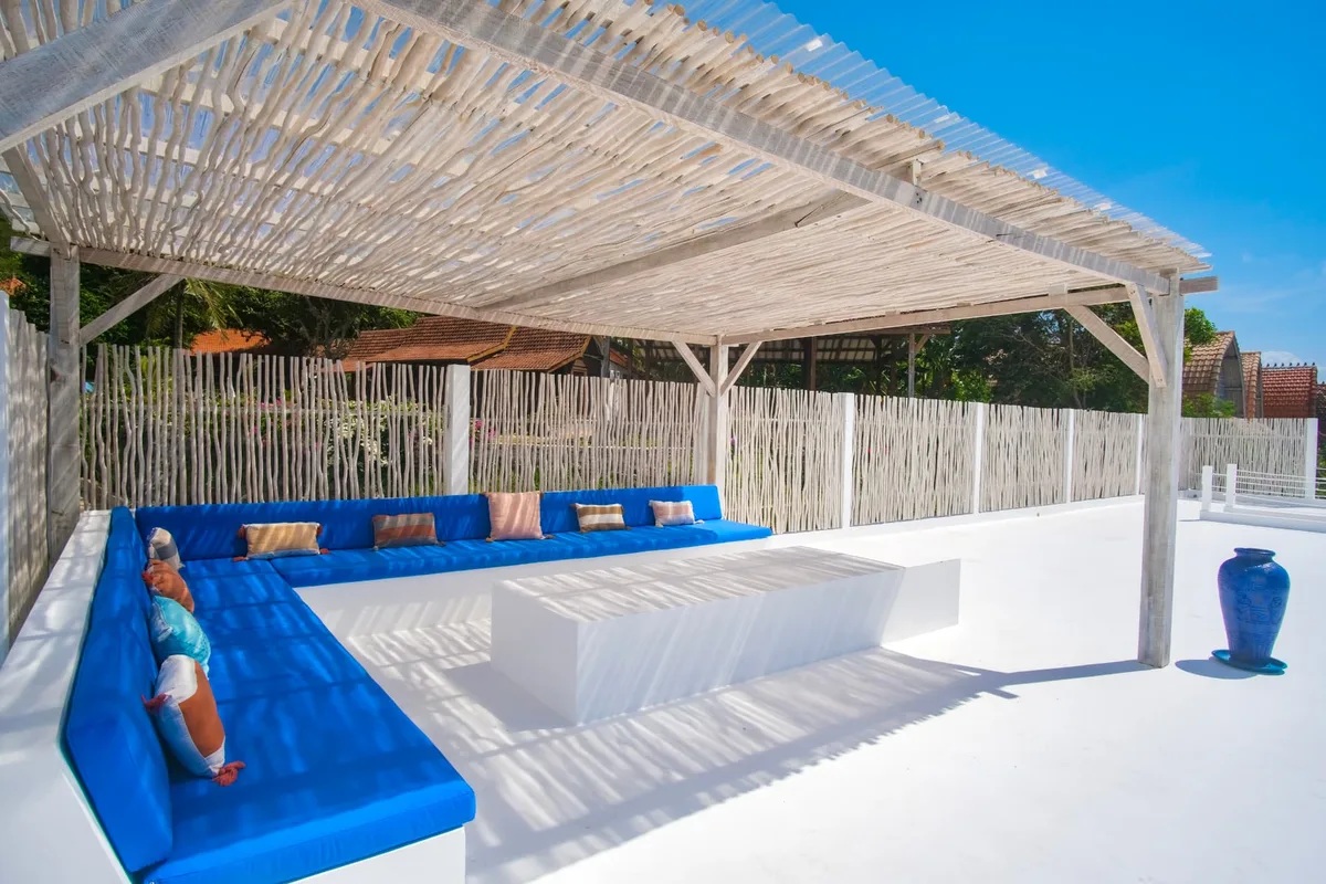 Coin salon sur le toit-terrasse de la Villa Kerylos, Nusa Penida