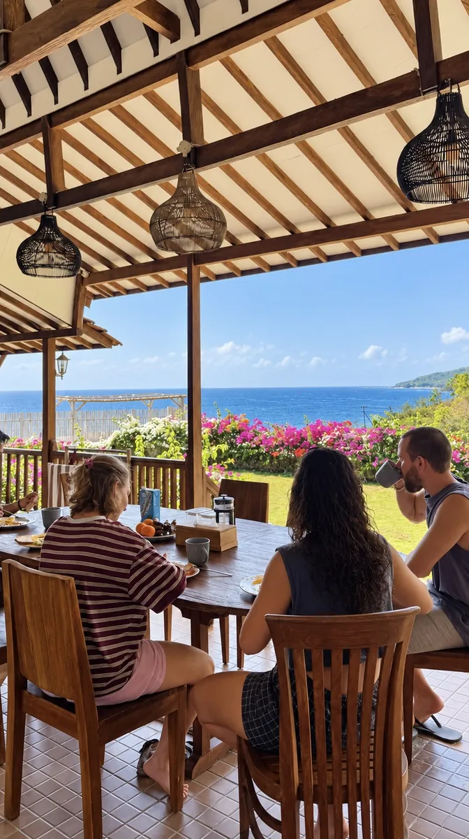 Petit-déjeuner avec vue mer aux Villas Roc-Azur, Nusa Penida