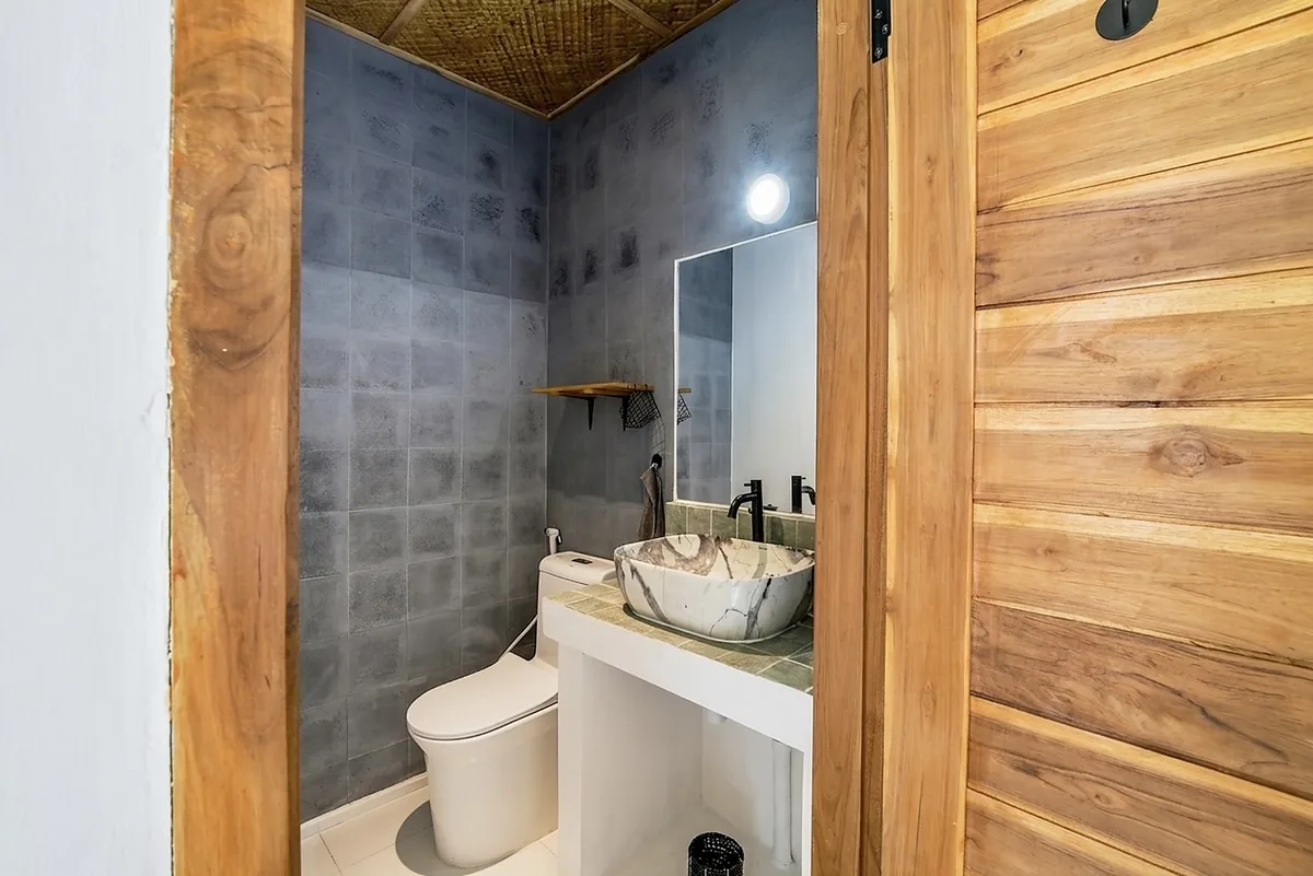 Première salle de bain de la Villa Tropikarma, Nusa Penida