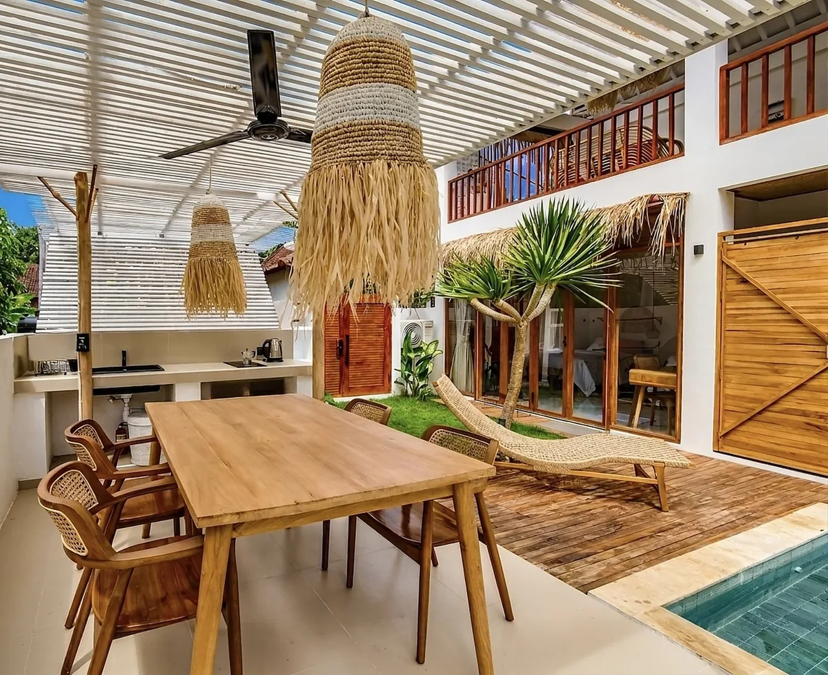 Table à manger et cuisine de la Villa Tropikarma, Nusa Penida