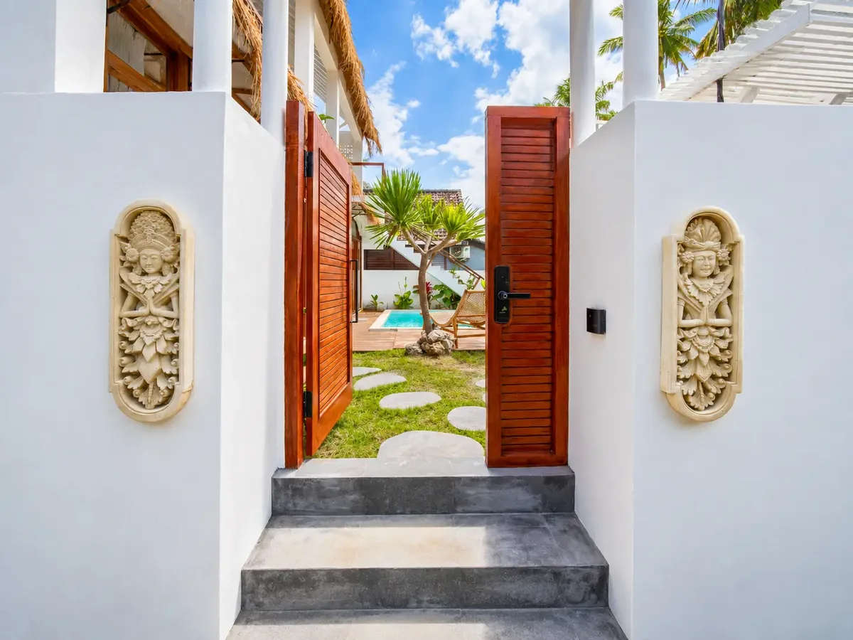Porte d'entrée de la Villa Tropikarma, Nusa Penida