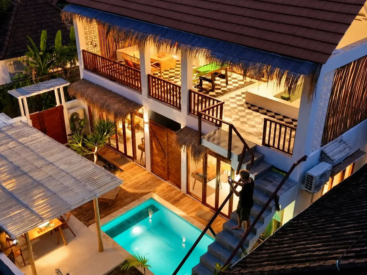 Villa Tropikarma vue par drone en soirée, Nusa Penida