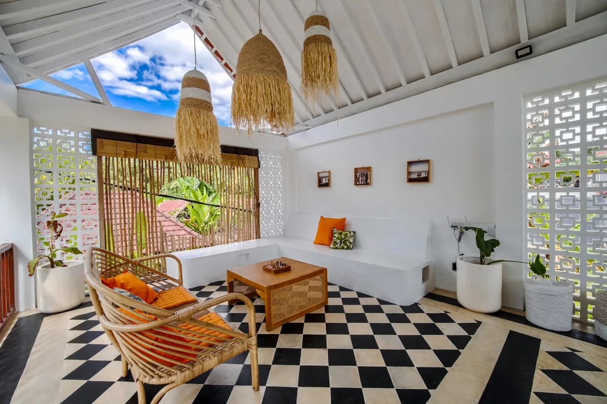 Deuxième espace de vie à l'étage de la Villa Tropikarma, Nusa Penida