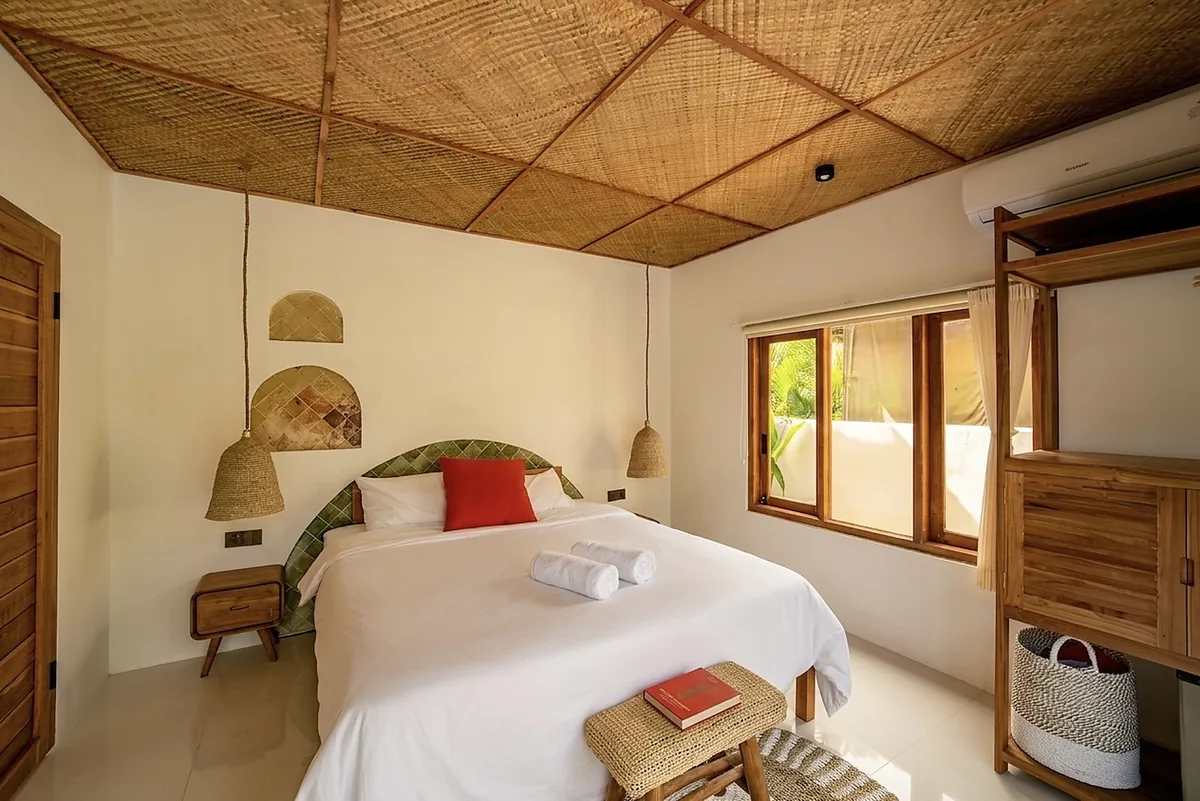 Chambre avec lit queen size de la Villa Tropikarma, Nusa Penida