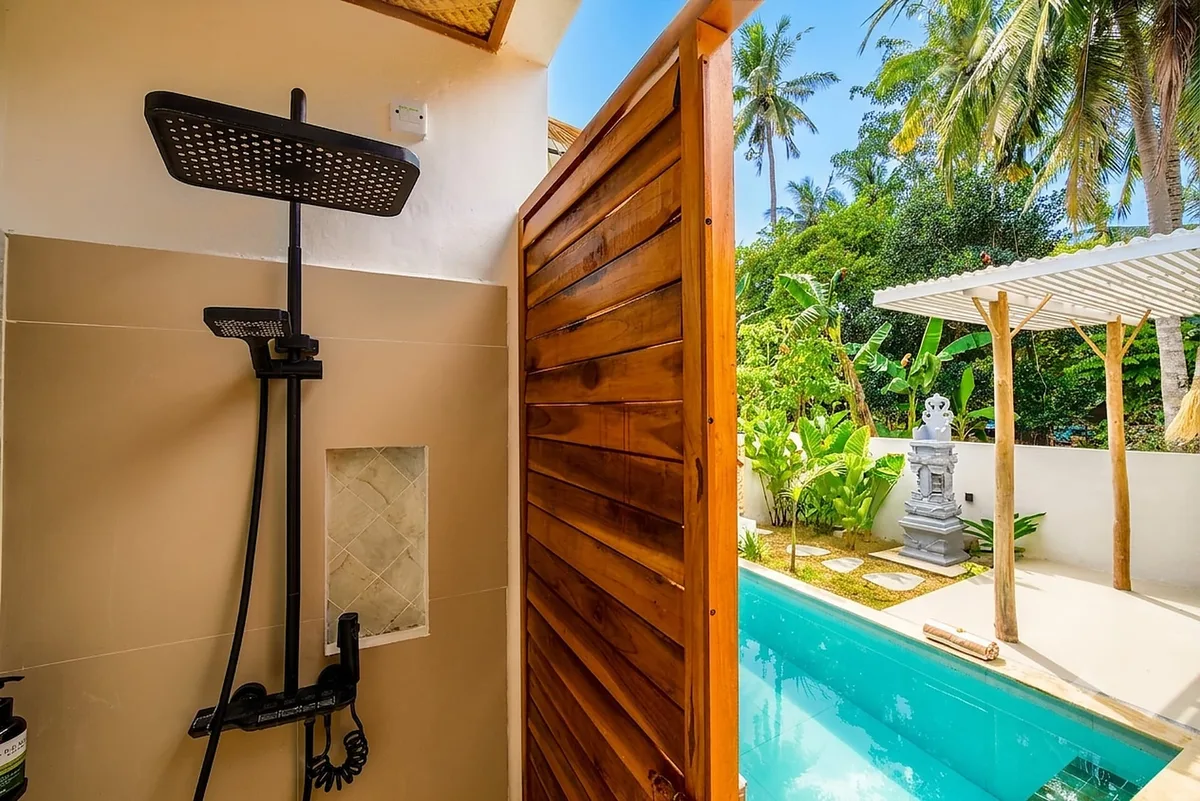 Douche extérieure de la Villa Tropikarma, Nusa Penida