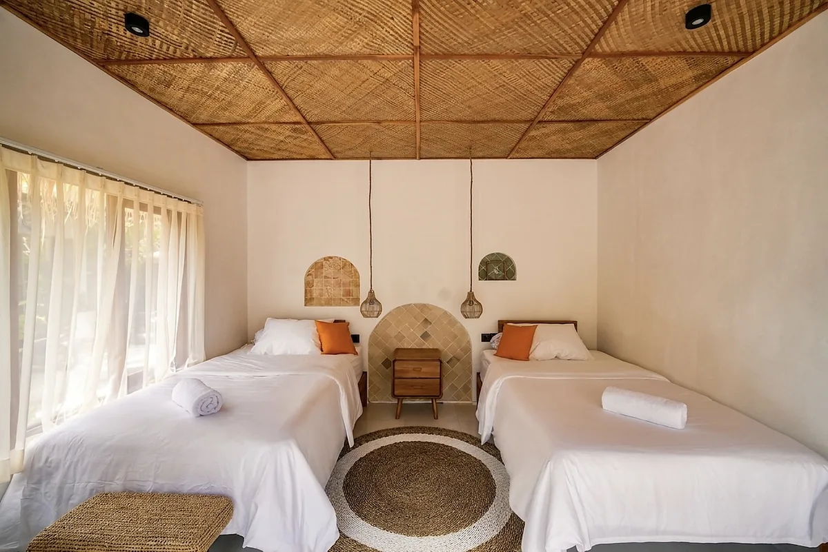 Chambre avec lits simples de la Villa Tropikarma, Nusa Penida